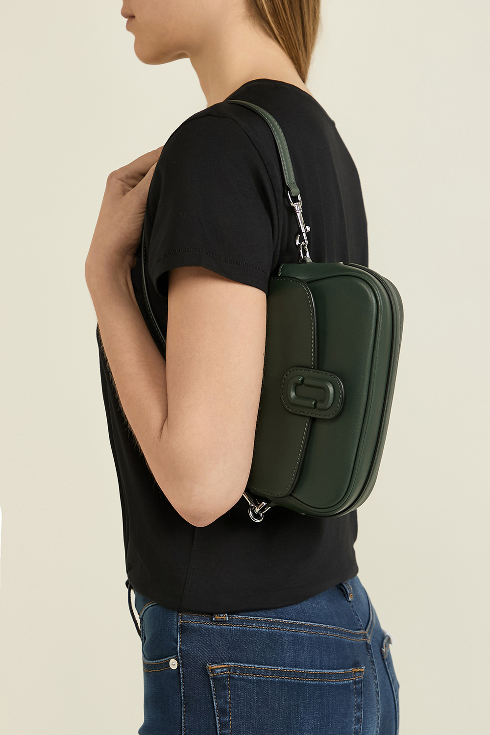 תמונת כל הלוק של תיק כתף תלתן MARC JACOBS